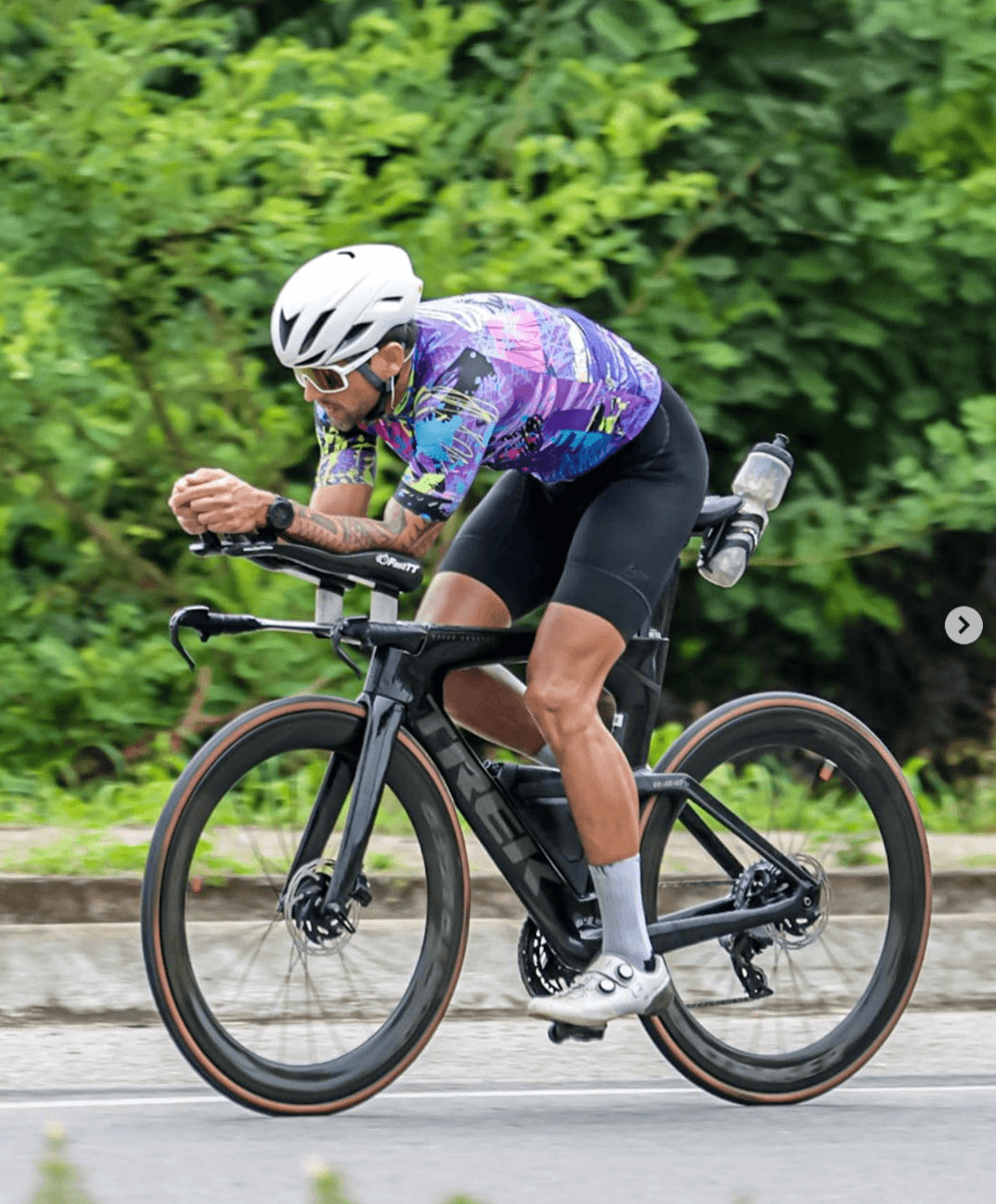 オートバイの男女のヘルメットの四季のレースの機関車の双レンズは霧を ...